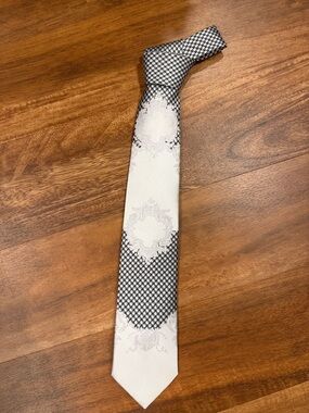 SOLD***Men's Black and White Patterned Silk Tie